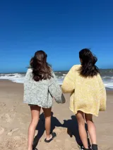 Sweater de lana tejido a mano con doble hilado, con cuello redondo y diseño jaspeado en dos colores.