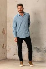 Camisa blanca de corte regular con botones frontales y mangas largas.