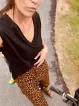 Pantalón de jean con estampado animal print en tonos beige y negro, de corte ancho y tiro medio. Presenta detalles de cuero bordó en la pretina y los bolsillos.