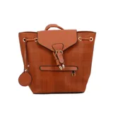 Mochila color beige con estampado a cuadros y detalles en marrón. Tiene una solapa con cierre de hebilla, un bolsillo frontal con cierre y un dije colgante con forma de cara sonriente.