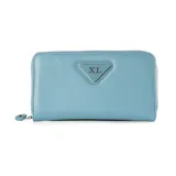 Billetera celeste de símil cuero con cierre perimetral y logo triangular plateado con letras XL.