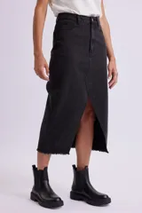 Falda midi de jean negro con abertura frontal y terminación desflecada.