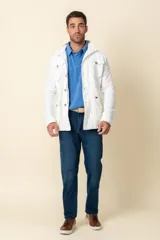 Cazadora blanca de lino con cuello camisero, cierre con botones, cuatro bolsillos frontales con solapa y corte entallado.