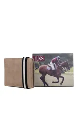 Billetera color beige de símil cuero con galón elastizado marrón y blanco. Interior con doble compartimento para billetes, visor y tarjeteros.