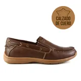 Mocasín marrón de cuero con costuras en contraste y detalle de cordones en el talón.