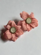 Aros de tela con forma de flor roja y centro de resina con strass.
