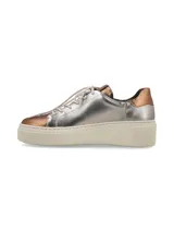 Sneaker de cuero color beige con suela elevada y cordones de algodón.