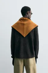 Sweater tipo polo color gris oscuro, de punto con textura, corte regular fit, cuello solapa con abertura frontal, manga larga y terminaciones en rib.