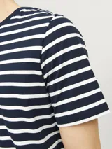 Camiseta de manga corta con cuello redondo, a rayas horizontales azul marino y blancas.