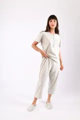 Pijama de manga corta color champagne, confeccionado en 100% algodón con pantalones capri.