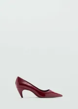 Zapato de charol color borgoña, con punta fina y tacón embudo.
