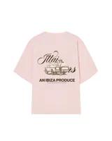 Remera rosa de corte holgado con estampado en la espalda de una camioneta con una mujer y una tabla de surf.