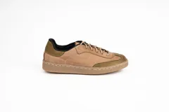 Zapatillas bajas de cuero color beige con puntera y talón en verde oliva. Cordones finos color beige y suela de goma color caramelo con costuras blancas.