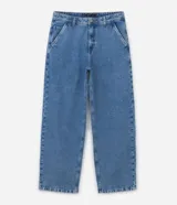 Pantalón baggy de jean azul oscuro, con bolsillos delanteros tipo cuchillo y bolsillos traseros.