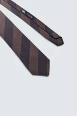 Corbata ancha de seda con diseño de rayas horizontales en marrón y azul marino.