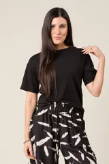 Remera básica de manga corta color negro, de corte recto y cuello redondo.