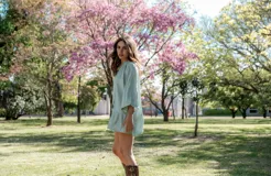 Vestido corto blanco con escote en V, mangas 3/4 con detalle de calado y volados en el ruedo. Cierre frontal con botones.