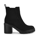 Bota corta color marrón de gamuza sintética, con elástico lateral, caña baja, taco ancho de madera y suela track.