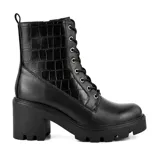 Bota negra de cuero sintético con caña media, cordones frontales, detalle de textura simil cocodrilo en la parte superior, cierre lateral y suela track con taco ancho.