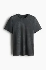 Remera deportiva gris con textura, de corte regular, cuello redondo y mangas cortas. Confeccionada en tejido funcional DryMove™ que ayuda a absorber el sudor.