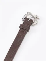 Pulsera de cuero vacuno color verde oliva, con diseño regulable y hebilla metálica plateada en forma de dragón de estilo barroco.