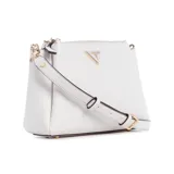 Cartera Guess modelo Iwona, color blanco, con correa ajustable y desmontable, cierre superior con cremallera y logo triangular dorado en el frente.