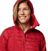 Campera puffer Columbia Silver Falls II Hood color azul marino, con capucha, cierre frontal completo, bolsillos laterales con cierre y puños elásticos. Confeccionada con tecnología Omni-Shield que repele la humedad y Thermarator que mantiene el calor.