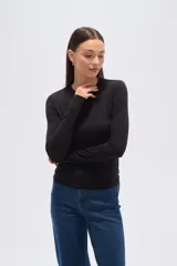 Remera negra de manga larga, corte ajustado y cuello redondo.