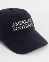 Gorra de béisbol azul marino con bordado frontal de la frase "American Football" en color blanco.