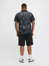 Short cargo negro de Jack & Jones Plus, corte relajado, tiro medio, cierre con cremallera, múltiples bolsillos cargo, laterales y traseros.