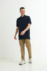 Remera polo gris de manga corta con cuello clásico y tapeta de dos botones.