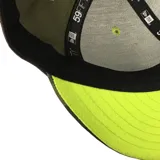 Gorro New Era 59Fifty de camuflado con logo de los Chicago Bulls bordado en amarillo flúor y texto "Windy City" en el frente.