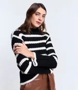 Suéter de punto para mujer con diseño a rayas horizontales en blanco y negro. Presenta una textura acanalada, cuello alto y mangas largas.