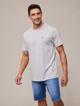 Remera gris de algodón con cuello redondo y logo pequeño bordado en el pecho.