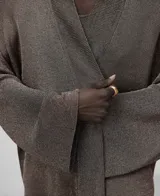 Chaqueta tipo kimono de punto metalizado color gris con viscosa. Manga japonesa.