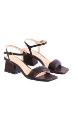 Sandalias negras con textura de piel de serpiente, tira ancha sobre los dedos, pulsera ajustable al tobillo y tacón geométrico de 6 cm.