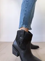 Bota texana negra, confeccionada en 100% cuero, con tacón y detalles en el material.