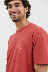 Remera verde de algodón, de corte recto y manga corta.