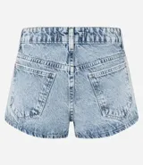 Short de jeans de tiro bajo, color celeste claro desgastado, con trabilla, cierre tradicional y bolsillos. Incluye una cadena decorativa con dijes de estrellas.