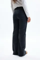 Pantalón de pana corte oxford en color gris, con ajuste al cuerpo y elastano para mayor comodidad y libertad de movimiento.