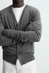 Guantes de punto color marrón, tejidos en hilatura de lana y cashmere con acabado en rib.