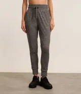 Pantalón jogger deportivo color borgoña, con cintura ajustable, bolsillos laterales, barra ajustada y tacto suave.