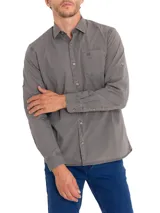 Camisa de hombre manga larga color marrón, confeccionada en popelina de algodón orgánico. Tiene cuello italiano, calce regular, bolsillo en el pecho con logo bordado y mangas ajustables con botón.