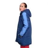 Parka azul marino con mangas azul piedra, cierre frontal con cremallera y botones a presión, capucha y bolsillos laterales.