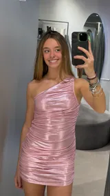 Vestido corto de fiesta color rosa brillante, con escote asimétrico de un hombro y frunces laterales.