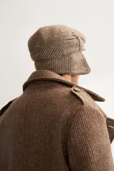 Boina marrón con orejeras y diseño a cuadros.