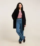 Cardigan negro de punto con cuello redondo, manga larga ajustada y textura.