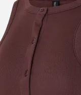 Musculosa negra de algodón con textura acanalada y botones frontales.