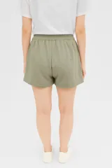 Short verde oliva de algodón con cintura elástica.