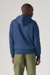 Buzo hoodie azul con logo de Levi's bordado en el pecho.